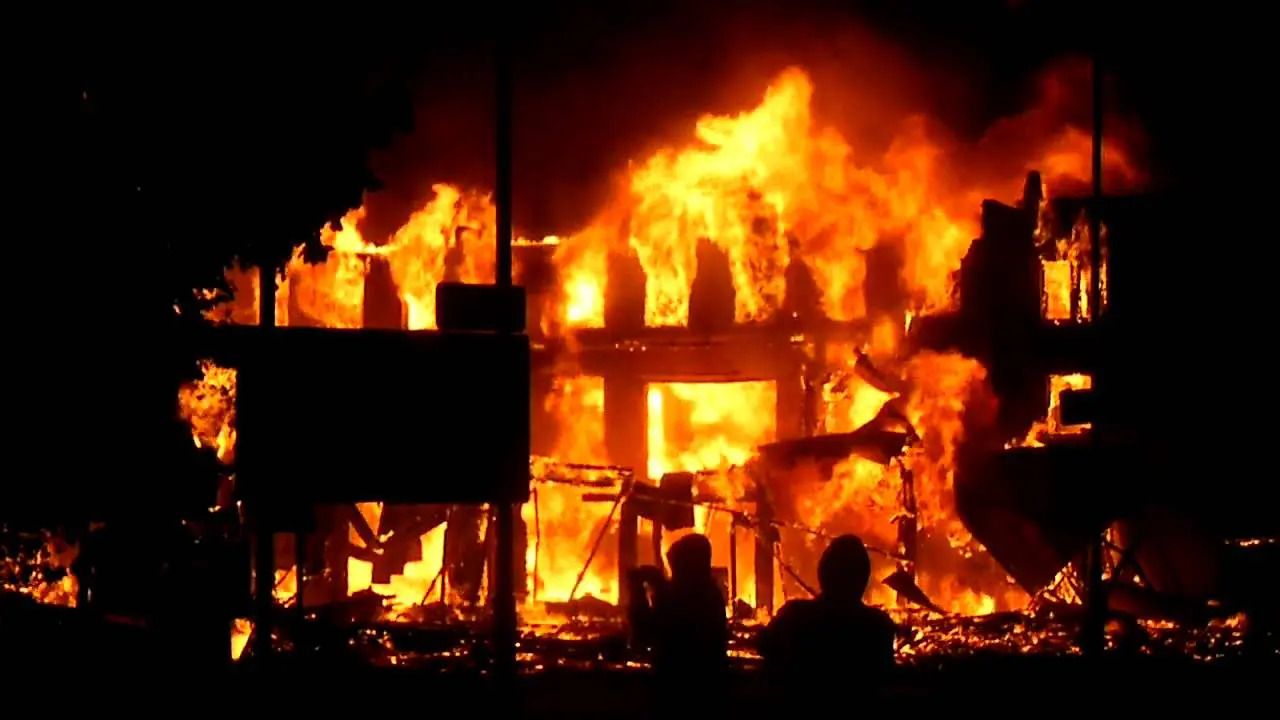 Fire razes three-storey building in Onitsha